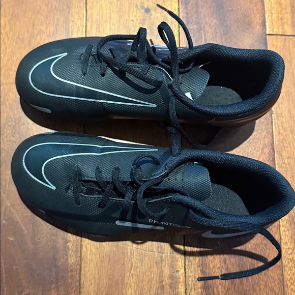 Nike Phantom Black and White Boys Soccer Cleats. Size US 1. Like New! - Picture 2 of 7